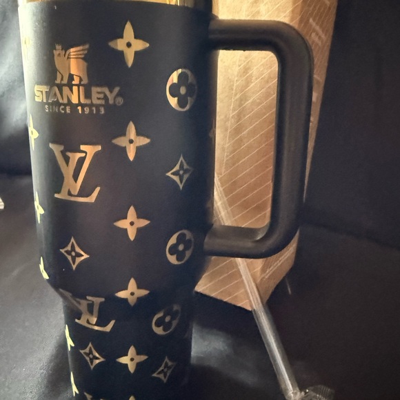 New Stanley 40oz Black and Gold Laser L Engraved V with Straw - Picture 3 of 7